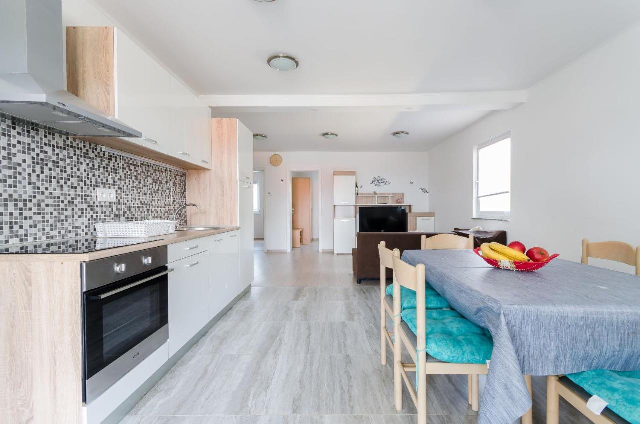 Apartment Ester Lopar