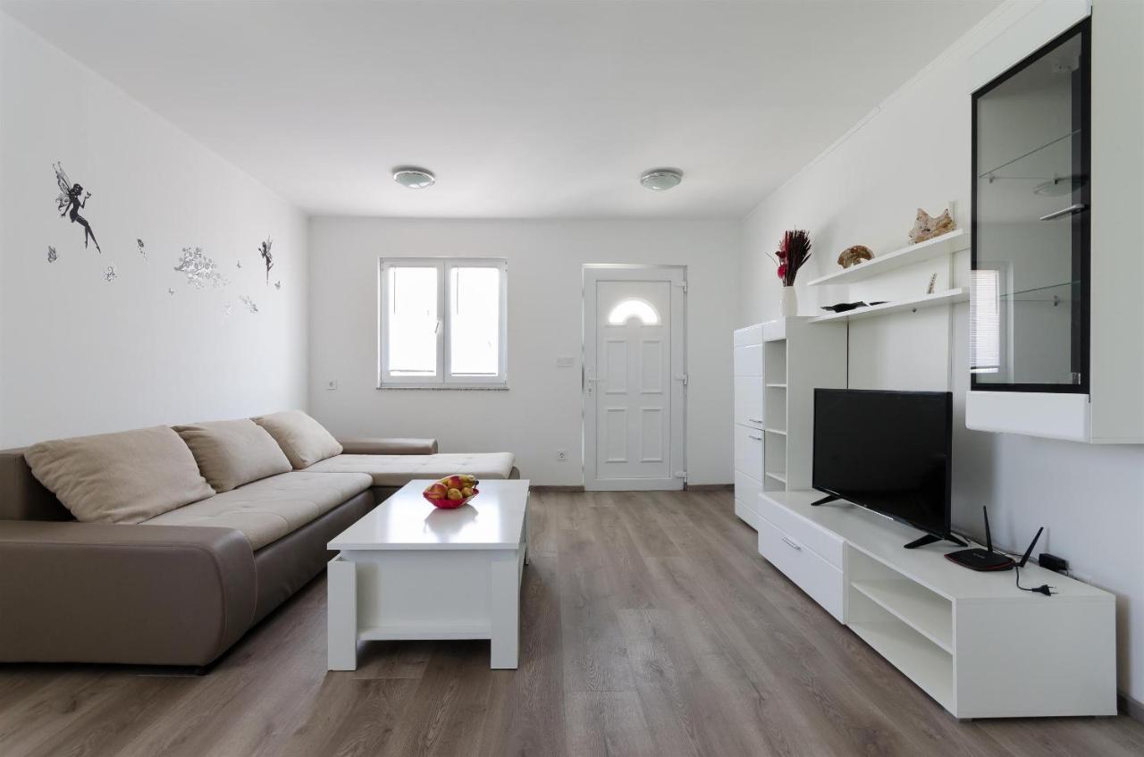Apartment Ester Lopar