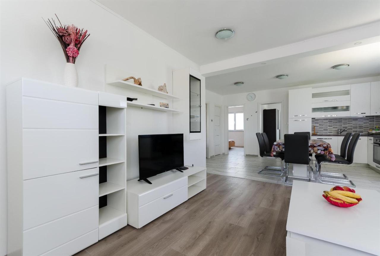 Ester Apartment