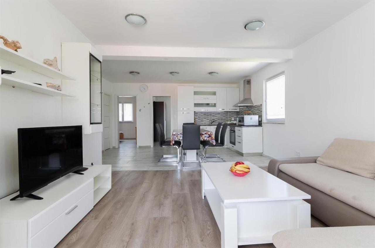 Ester Apartment